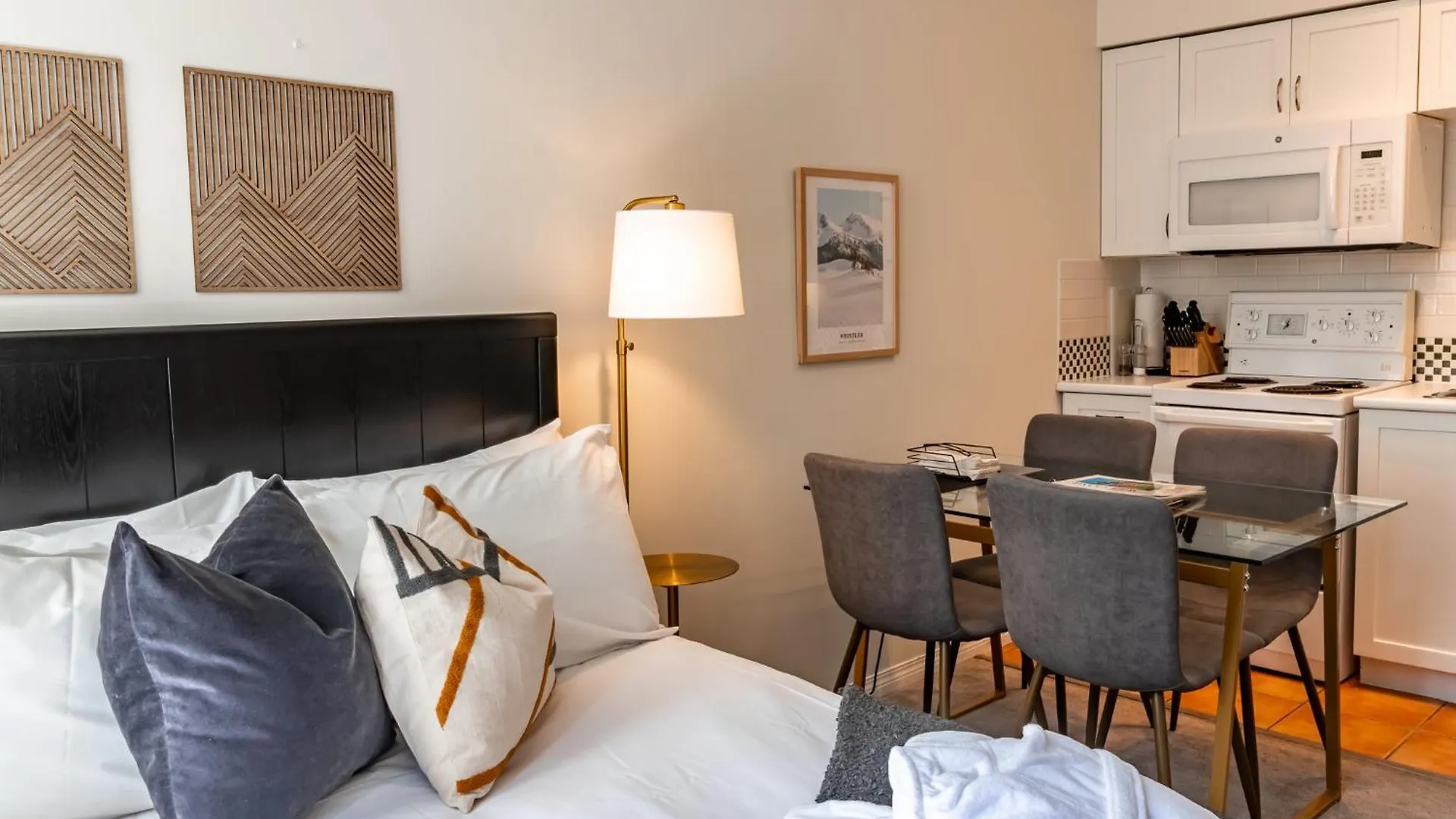 Alpenglow Lodge By Elevate Vacations Whistler 0*,  Canadá